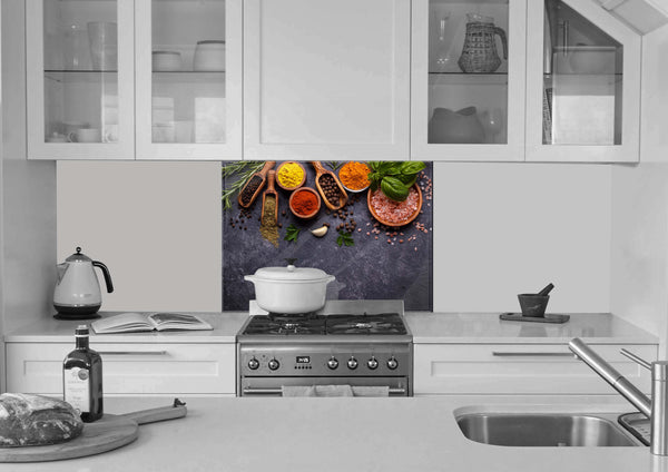 panou decorativ din sticla imprimata securizata pentru bucatarie, dimensiuni 900x650mm, model condimente pe piatra