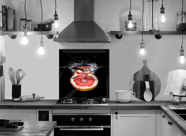 sticla decorativa pentru bucatarie model grapefruit in apa pe fundal negru